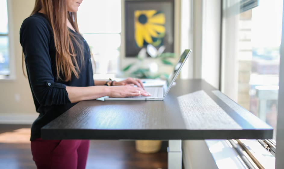A Look at the 20-8-2 Rule in the Use of an Adjustable Standing Desk