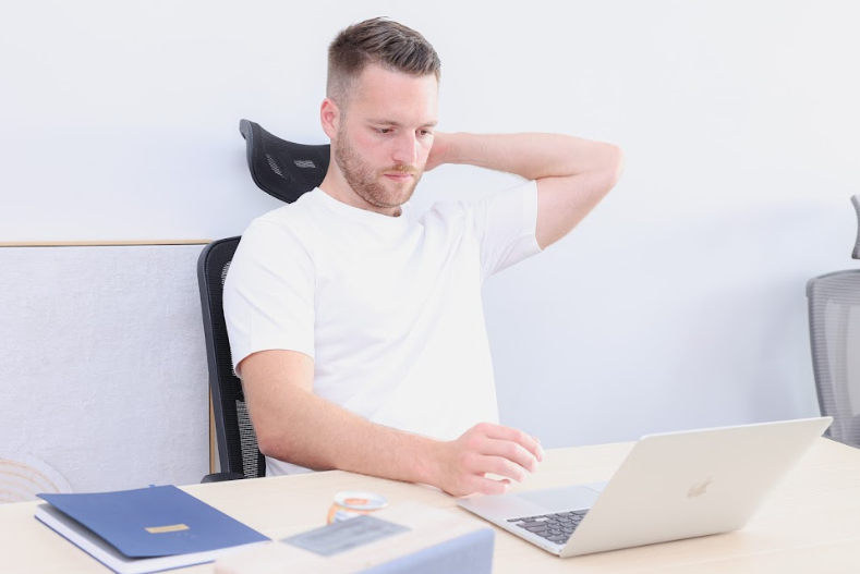 The Right Way to Use an Ergonomic Office Chair to Cure Back Pain